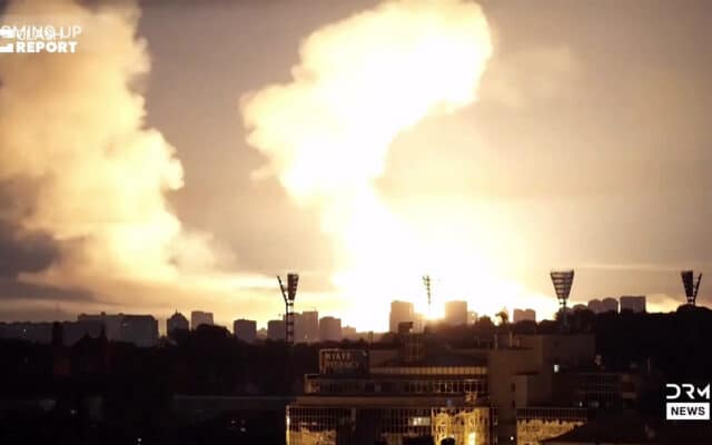 Explosions au-dessus de Kiev dans la nuit du 1er au 2 juillet. Capture d'une vidéo relayée notamment par Clash Report, auteur original non identifié.