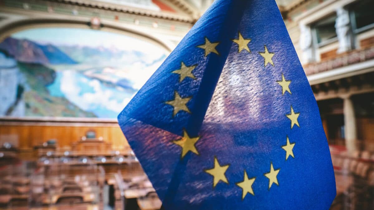 Le drapeau de l'Union européenne au cœur du Palais fédéral : sombre présage ? Photo : Christian Wasserfallen (Pexels)