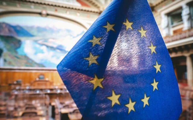 Le drapeau de l'Union européenne au cœur du Palais fédéral : sombre présage ? Photo : Christian Wasserfallen (Pexels)