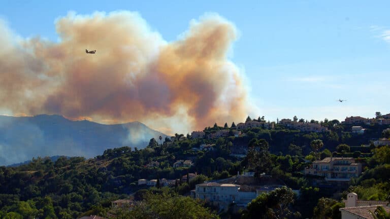 Face aux flammes, la Suisse pallie les défaillances du dispositif français
