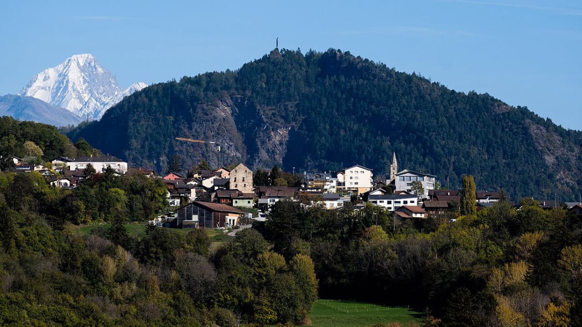 Grimisuat vu depuis Savièse. Photo : Christian David (CC BY-SA 4.0)