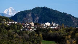 Grimisuat vu depuis Savièse. Photo : Christian David (CC BY-SA 4.0)