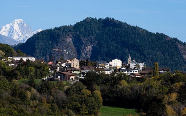 Grimisuat vu depuis Savièse. Photo : Christian David (CC BY-SA 4.0)