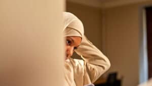 Fait religieux en entreprise : l'islam surreprésenté, le voile en tête des observations