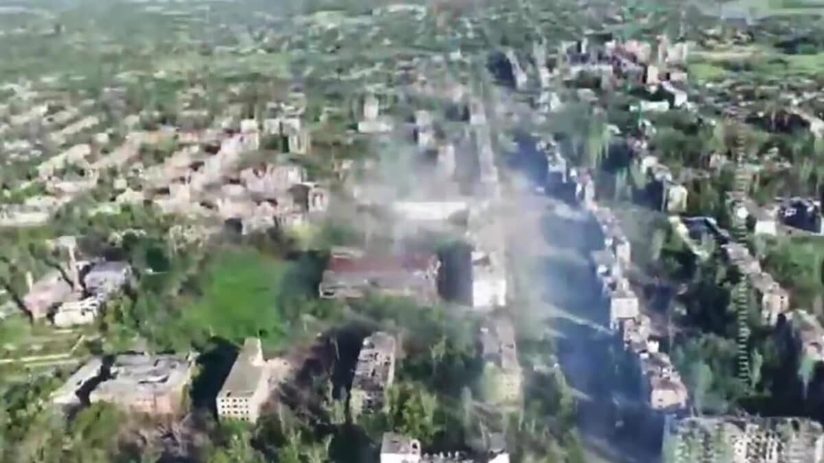 Le 12 juin 2026, les militaires russes du groupe de troupes "Sud" avaient déjà pris le contrôle de l'est et du nord-est de Konstantinovka (capture d'écran issue de la vidéo d'un drone). Source : RIA Novosti / Ministère de la Défense de la Fédération de Russie