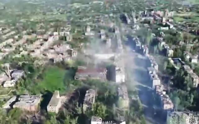 Le 12 juin 2026, les militaires russes du groupe de troupes "Sud" avaient déjà pris le contrôle de l'est et du nord-est de Konstantinovka (capture d'écran issue de la vidéo d'un drone). Source : RIA Novosti / Ministère de la Défense de la Fédération de Russie