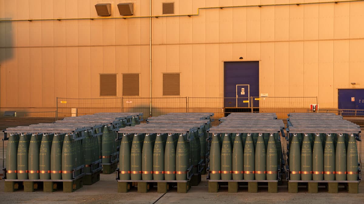 Palettes de munitions d'artillerie de 155 mm dans la cour d'une usine d'armement. Photo : Mike Mareen (Adobe Stock)
