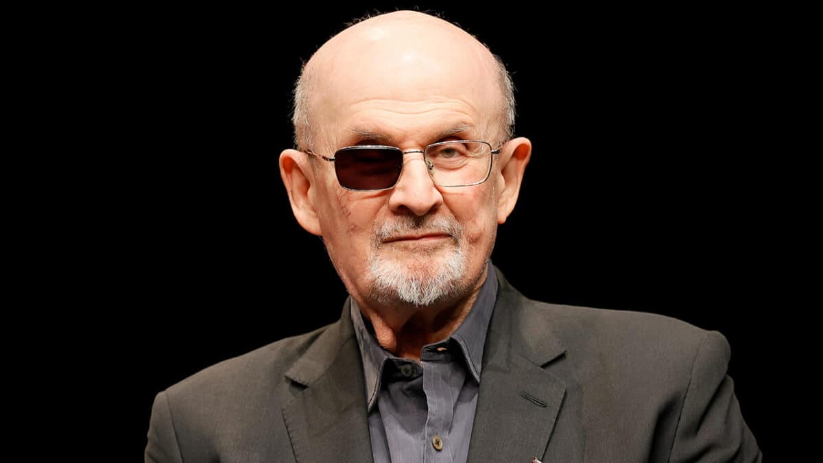 Salman Rushdie lors du lancement du livre « Knife » au Deutsches Theater Berlin dans le cadre du festival international de littérature de Berlin, le 16 mai 2024. Photo : Elena Ternovaja (CC BY-SA 3.0)