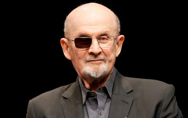 Salman Rushdie lors du lancement du livre « Knife » au Deutsches Theater Berlin dans le cadre du festival international de littérature de Berlin, le 16 mai 2024. Photo : Elena Ternovaja (CC BY-SA 3.0)