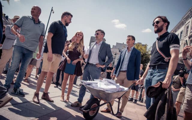 Save Europe Act : 537 000 signatures portées jusqu’au Parlement européen