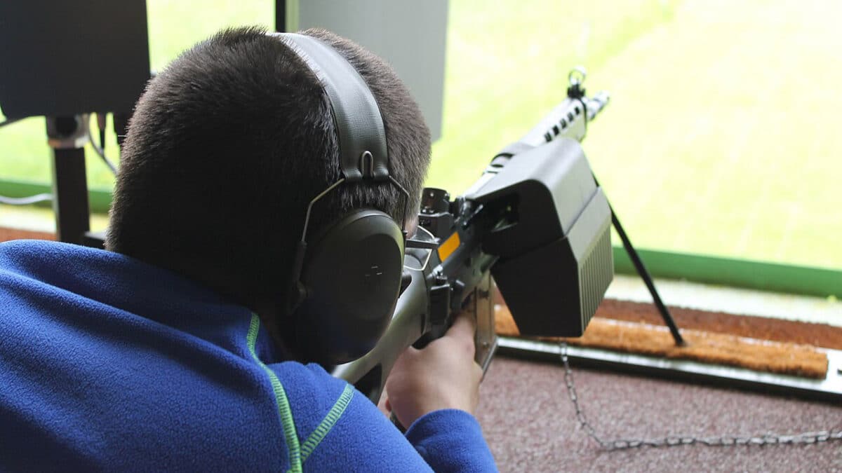 Un jeune tireur lors d'un exercice de formation en Suisse. La possibilité pour les militaires de conserver leur arme d'ordonnance après leur service demeure l'un des symboles du modèle du citoyen-soldat, régulièrement remis en question sur le plan politique par la gauche. Photo : Andy Moser (CC BY-SA 3.0)