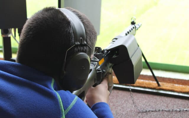 Un jeune tireur lors d'un exercice de formation en Suisse. La possibilité pour les militaires de conserver leur arme d'ordonnance après leur service demeure l'un des symboles du modèle du citoyen-soldat, régulièrement remis en question sur le plan politique par la gauche. Photo : Andy Moser (CC BY-SA 3.0)