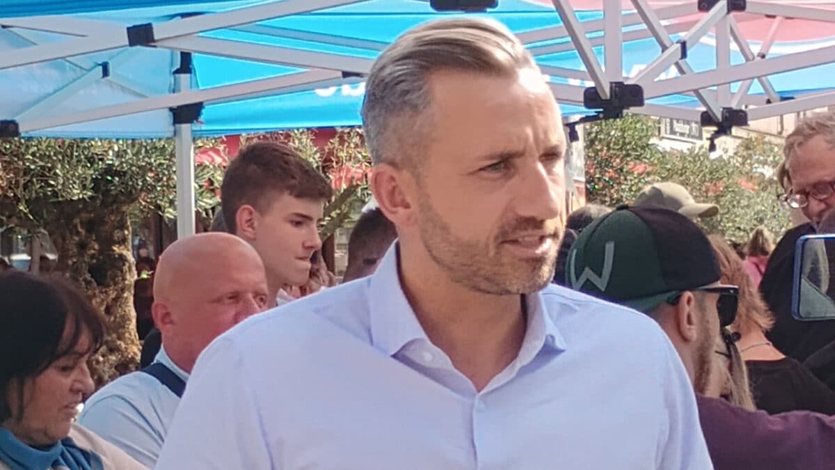 Le candidat tête de liste de l'AfD, Ulrich Siegmund, tenant un rassemblement électoral et rencontrant les électeurs dans le centre-ville de Magdebourg lors de sa campagne pour les élections parlementaires de 2026 du Land de Saxe-Anhalt. Photo : Roy Zuo (CC BY-SA 4.0)
