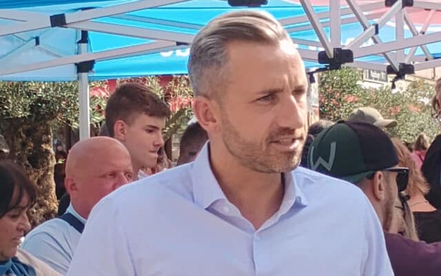 Le candidat tête de liste de l'AfD, Ulrich Siegmund, tenant un rassemblement électoral et rencontrant les électeurs dans le centre-ville de Magdebourg lors de sa campagne pour les élections parlementaires de 2026 du Land de Saxe-Anhalt. Photo : Roy Zuo (CC BY-SA 4.0)
