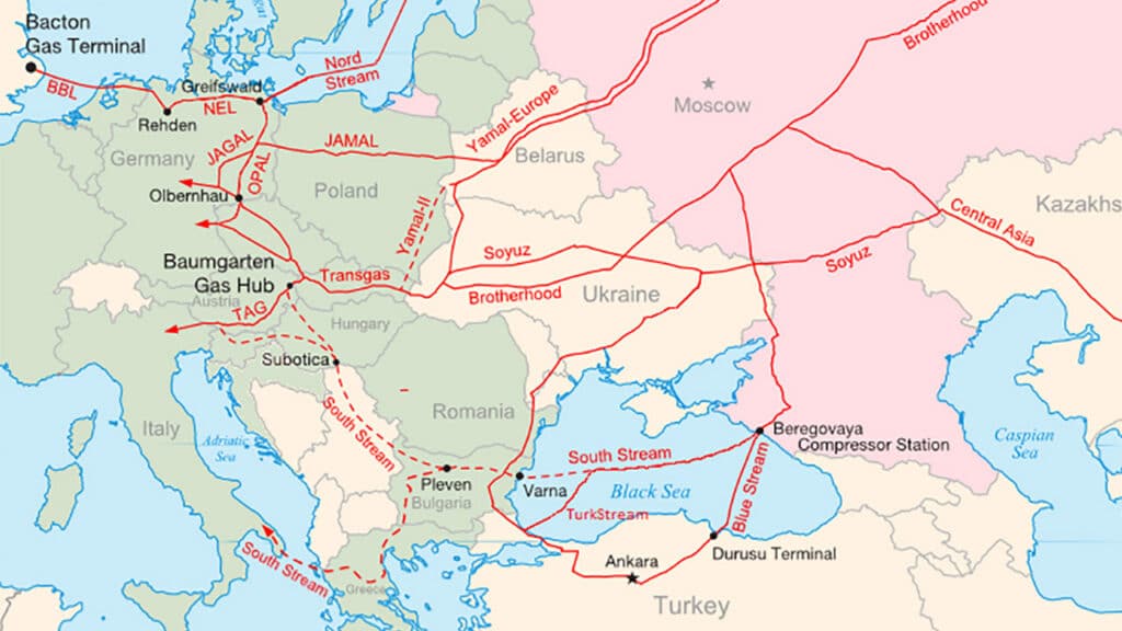 Principaux gazoducs reliant les champs gaziers russes au marché européen. Le Balkan Stream reprend en grande partie le tracé terrestre initialement prévu pour le projet South Stream dans les Balkans (notamment en Bulgarie et en Serbie), mais il a été construit par la suite comme une extension terrestre du gazoduc TurkStream après l'abandon définitif de South Stream en 2014 Carte : Samuel Bailey (CC BY 3.0)