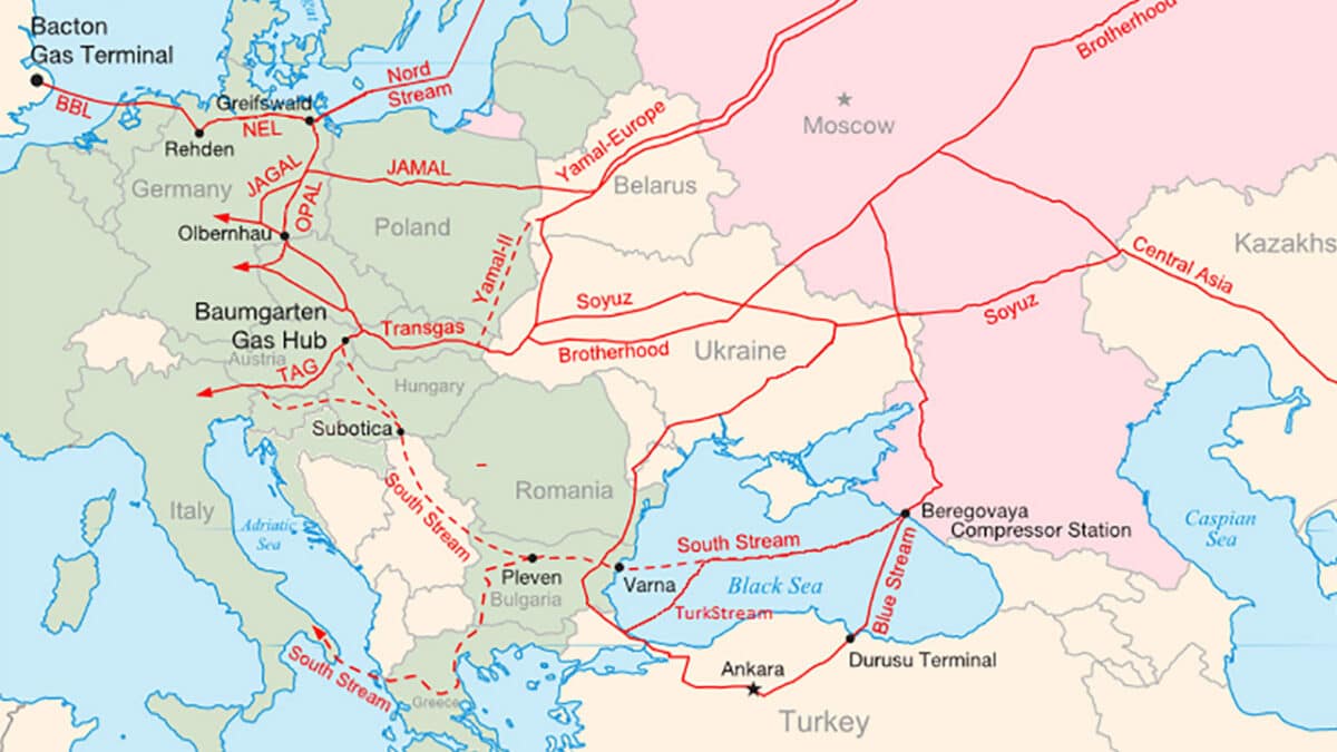 Principaux gazoducs reliant les champs gaziers russes au marché européen. Le Balkan Stream reprend en grande partie le tracé terrestre initialement prévu pour le projet South Stream dans les Balkans (notamment en Bulgarie et en Serbie), mais il a été construit par la suite comme une extension terrestre du gazoduc TurkStream après l'abandon définitif de South Stream en 2014 Carte : Samuel Bailey (CC BY 3.0)