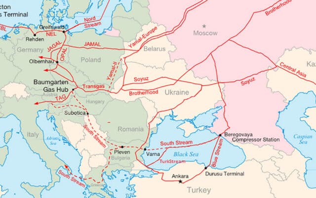 Principaux gazoducs reliant les champs gaziers russes au marché européen. Le Balkan Stream reprend en grande partie le tracé terrestre initialement prévu pour le projet South Stream dans les Balkans (notamment en Bulgarie et en Serbie), mais il a été construit par la suite comme une extension terrestre du gazoduc TurkStream après l'abandon définitif de South Stream en 2014 Carte : Samuel Bailey (CC BY 3.0)