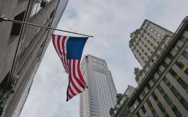 États-Unis : l'emploi cale, la Maison-Blanche vacille à trois mois des élections de mi-mandat