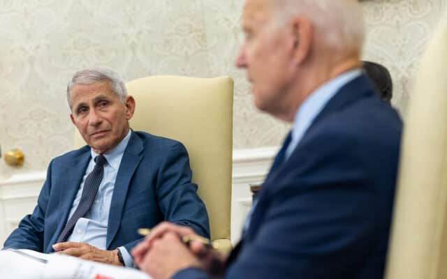 Le président Joe Biden lors d'une réunion d'information sur la COVID-19 en présence d'Anthony Fauci en juillet 2021, dans le bureau Oval de la Maison-Blanche. Photo : © Adam Schultz / La Maison-Blanche