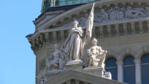 Statue d'Helvetia au sommet du fronton du Palais fédéral de Berne. Photo : Andreas Praefcke (CC BY 3.0)