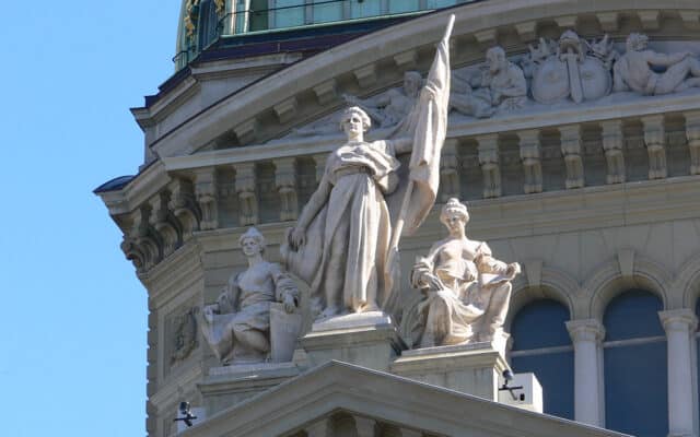 Statue d'Helvetia au sommet du fronton du Palais fédéral de Berne. Photo : Andreas Praefcke (CC BY 3.0)