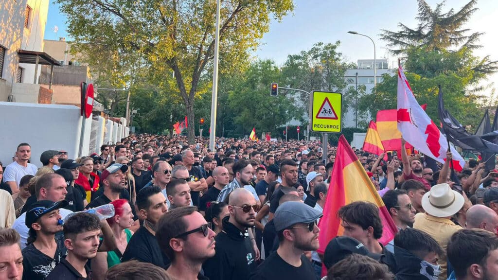 Ils étaient plus de 1500 à avoir répondu à un appel spontané de La Phalange hier soir à Madrid, devant l'ambassade du Maroc. Photo : © La Phalange