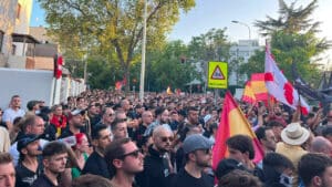 Ils étaient plus de 1500 à avoir répondu à un appel spontané de La Phalange hier soir à Madrid, devant l'ambassade du Maroc. Photo : © La Phalange