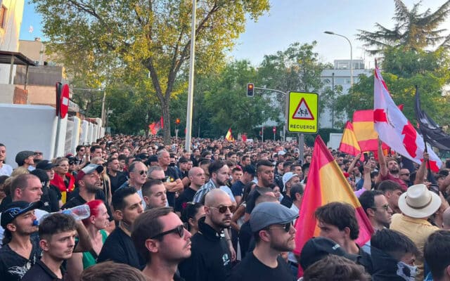 Ils étaient plus de 1500 à avoir répondu à un appel spontané de La Phalange hier soir à Madrid, devant l'ambassade du Maroc. Photo : © La Phalange