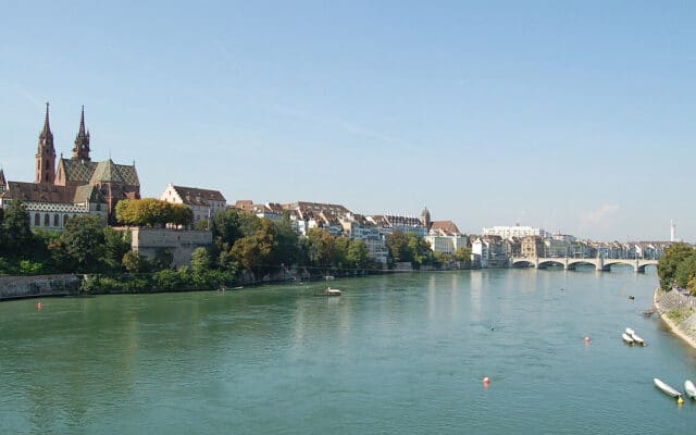 Régie par la convention de Mannheim de 1868, la portion du Rhin qui s'étend du dernier pont de Bâle jusqu'à la mer du Nord bénéficie du statut d'eaux internationales, ce qui garantit à la Suisse un accès libre et direct à la mer. Cette voie fluviale est stratégique pour le pays : elle achemine entre 10 et 12 % des marchandises importées ainsi qu'environ un tiers des carburants et combustibles (essence, gazole et fioul domestique) via les ports rhénans de Bâle. Photo : Norbert Aepli (CC-BY-2.5)