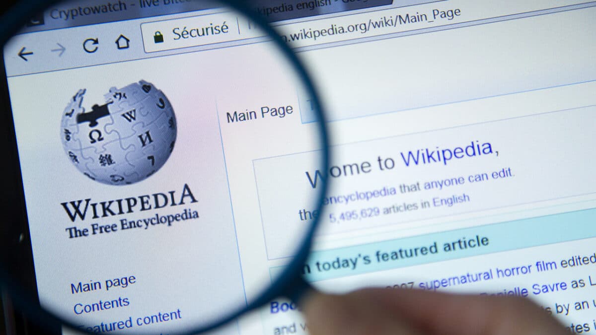 Wikipédia « déjà compromise » : son cofondateur dénonce l’influence de la CIA et d’acteurs privés