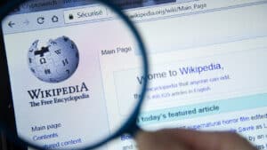 Wikipédia « déjà compromise » : son cofondateur dénonce l’influence de la CIA et d’acteurs privés