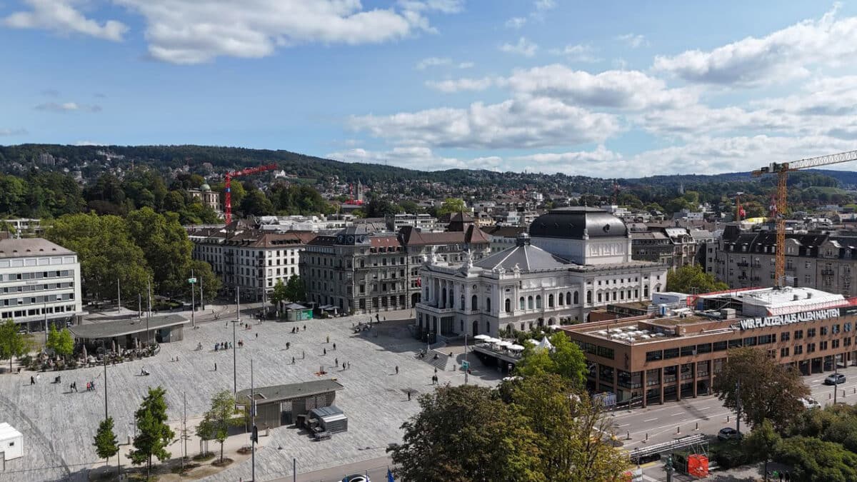 « Braderie de la patrie » : quand socialistes et UDC s'unissent pour rendre le sol suisse aux Suisses
