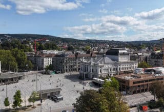 « Braderie de la patrie » : quand socialistes et UDC s'unissent pour rendre le sol suisse aux Suisses