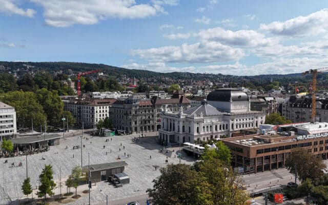 « Braderie de la patrie » : quand socialistes et UDC s'unissent pour rendre le sol suisse aux Suisses