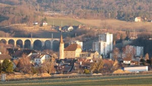 À Boudry (NE), petite commune de 6300 habitants, le Centre fédéral pour requérants d'asile a été au cœur de l'actualité sécuritaire de ces derniers mois. Photo : Martouf (Domaine public)