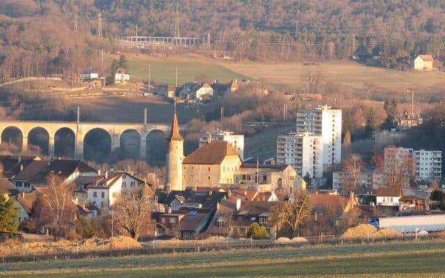 À Boudry (NE), petite commune de 6300 habitants, le Centre fédéral pour requérants d'asile a été au cœur de l'actualité sécuritaire de ces derniers mois. Photo : Martouf (Domaine public)
