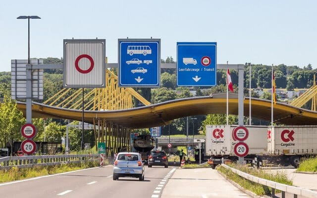Poste-frontière de Kreuzlingen-Autobahn en direction de la Suisse. Photo : Raimond Spekking (CC BY-SA 4.0)