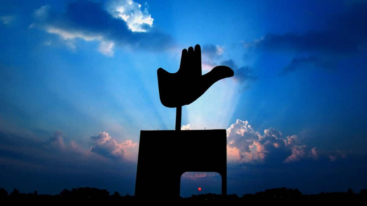 La Main ouverte, symbole de la ville de Chandigarh, œuvre de Le Corbusier (1964). Photo : Ravjot Singh (CC BY-SA 3.0)
