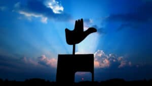 La Main ouverte, symbole de la ville de Chandigarh, œuvre de Le Corbusier (1964). Photo : Ravjot Singh (CC BY-SA 3.0)