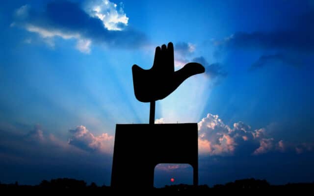 La Main ouverte, symbole de la ville de Chandigarh, œuvre de Le Corbusier (1964). Photo : Ravjot Singh (CC BY-SA 3.0)