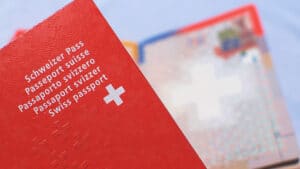 Après avoir lâché du lest sur le séjour, la Confédération verrouille la naturalisation