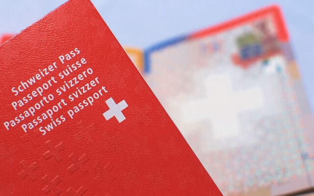 Après avoir lâché du lest sur le séjour, la Confédération verrouille la naturalisation
