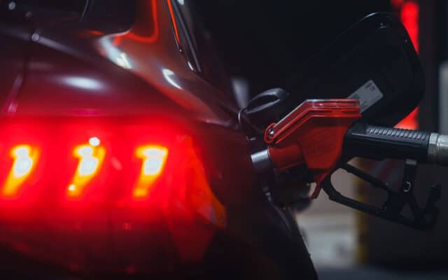 Le baril à 108 dollars, l’essence à 2,31 francs ? La facture d’Ormuz arrive à la pompe