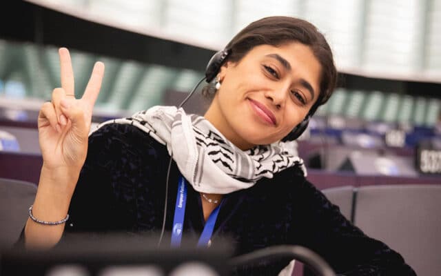 Rima Hassan au Parlement européen de Strasbourg en septembre 2024. Photo : The Left (CC BY-NC-SA 2.0)