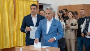George Simion et Călin Georgescu votent ensemble dans une école de Mogoșoaia lors du premier tour de la présidentielle roumaine de 2025. Photo : AUR (CC0 1.0)