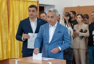 George Simion et Călin Georgescu votent ensemble dans une école de Mogoșoaia lors du premier tour de la présidentielle roumaine de 2025. Photo : AUR (CC0 1.0)
