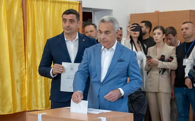 George Simion et Călin Georgescu votent ensemble dans une école de Mogoșoaia lors du premier tour de la présidentielle roumaine de 2025. Photo : AUR (CC0 1.0)