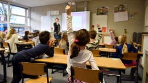 30 % d’élèves étrangers maximum par classe : l’idée italienne traverse les Alpes