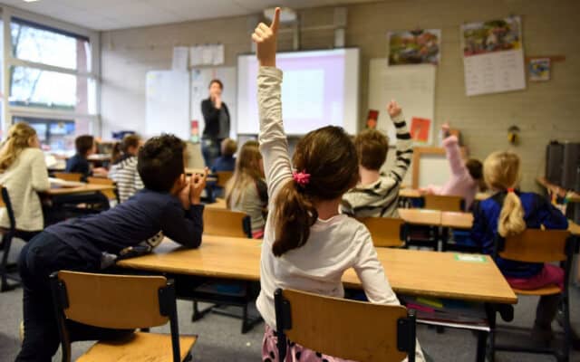 30 % d’élèves étrangers maximum par classe : l’idée italienne traverse les Alpes