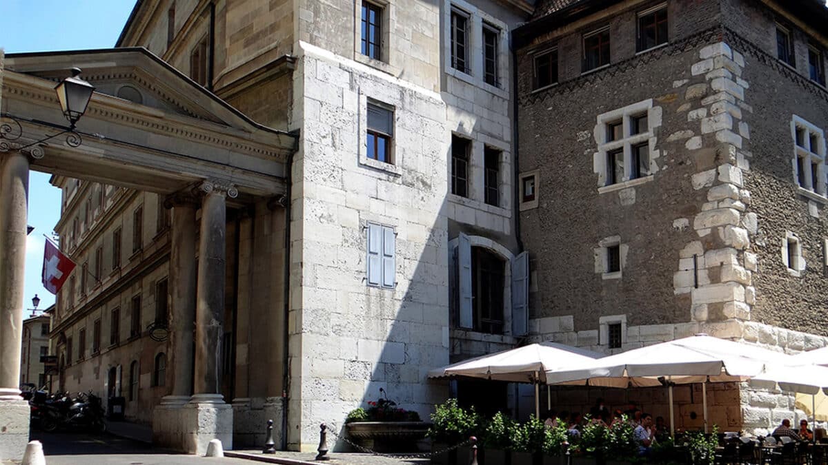 La Tour Baudet, où siège le Conseil d'État (détail). Photo : Geri340 (CC BY-SA 3.0)